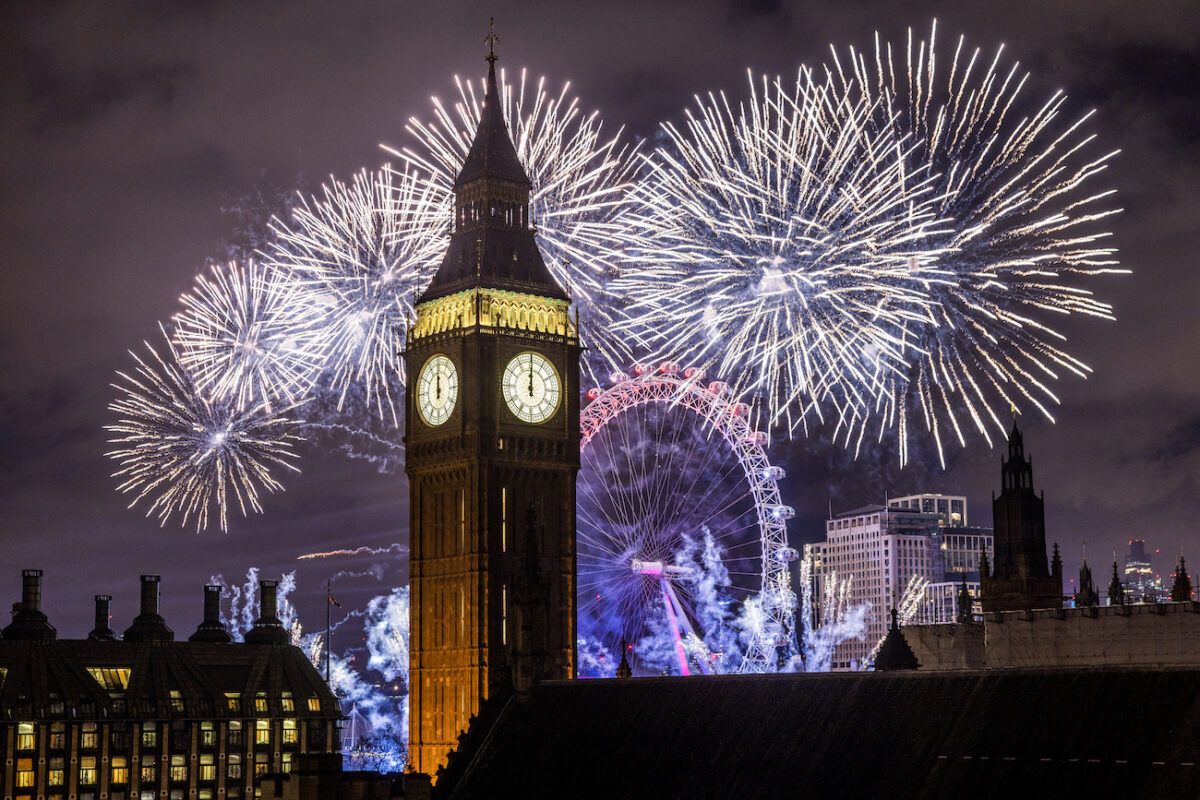 Pháo hoa đêm giao thừa trên đường chân trời của London nhìn từ Thang máy bằng kính Lift 109 tại Nhà máy điện Battersea ở London, Anh, hôm 01/01/2023. (Ảnh: Rob Pinney/Getty Images)