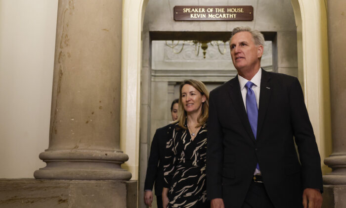 Chủ tịch Hạ viện Kevin McCarthy (Cộng Hòa-California) rời văn phòng của mình để tiến hành một loạt các cuộc bỏ phiếu tại Điện Capitol Hoa Kỳ ở Hoa Thịnh Đốn, hôm 09/01/2023. (Ảnh: Anna Moneymaker/Getty Images)
