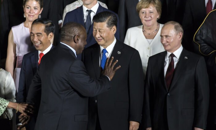 Tổng thống Nam Phi Cyril Ramaphosa (thứ hai bên trái) vẫy tay chào khi đi ngang qua lãnh đạo Trung Quốc Tập Cận Bình (ở giữa) và Tổng thống Nga Vladimir Putin (bên phải) trong buổi chụp hình trước Lâu đài Osaka tại hội nghị thượng đỉnh G-20 ở Osaka, Nhật Bản, ngày 28/06/2019. (Ảnh: Tomohiro Ohsumi/Getty Images)