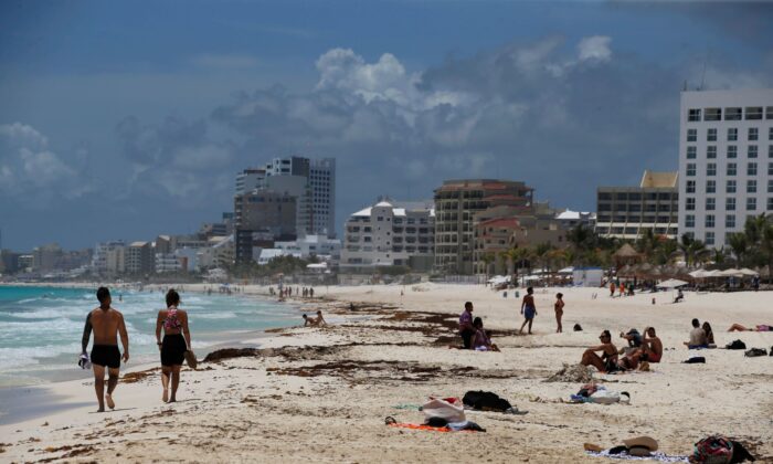 Khách du lịch tận hưởng bãi biển Cancun, ở tiểu bang Quintana Roo, Mexico, vào ngày 18/08/2021. (Ảnh: Marco Ugarte/AP Photo)