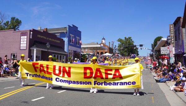 Các học viên Pháp Luân Công tham gia lễ diễn hành Ngày Quốc Khánh ở Fairfax, Virginia, hôm 04/07/2022. (Ảnh: Terri Wu/The Epoch Times)