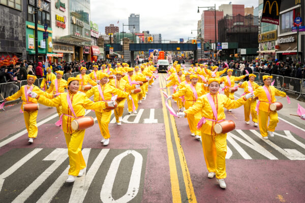 Các học viên Pháp Luân Công tham gia Lễ diễn hành mừng Tết Nguyên Đán ở Flushing, New York, hôm 21/01/2023. (Ảnh: Samira Bouaou/The Epoch Times)