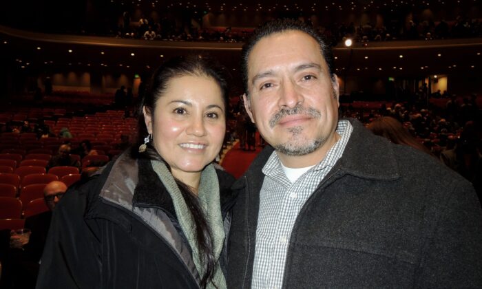 Anh David và cô Rocio Madrid đã tham dự buổi biểu diễn Shen Yun tại Nhà hát Keller hôm 18/1/2023 (Ảnh: Mary Zhang/The Epoch Times)