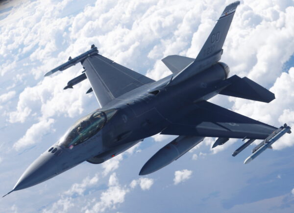 Một chiến đấu cơ F-16 của Không quân Hoa Kỳ tham gia cuộc tập trận Sabre Strike do Hoa Kỳ lãnh đạo bay qua Estonia vào ngày 06/06/2018. (Ảnh: Ints Kalnins/Reuters)