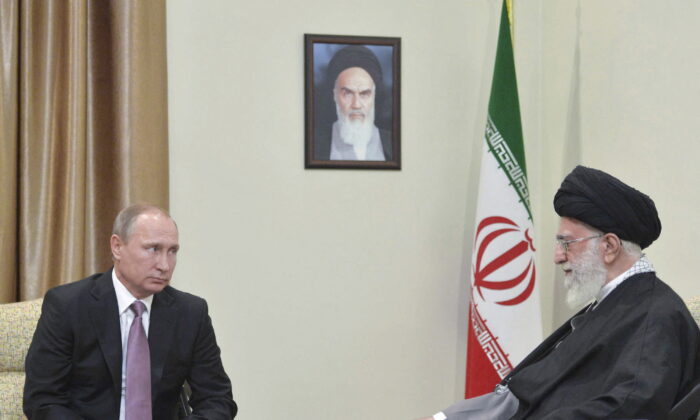Tổng thống Nga Vladimir Putin (trái), đã đến tham dự Diễn đàn Các nước Xuất cảng Khí đốt (GECF), gặp Lãnh đạo Tối cao của Iran Ayatollah Ali Khamenei tại Tehran, Iran, vào ngày 23/11/2015. (Ảnh: REUTERS/Alexei Druzhinin/Sputnik/Kremlin/ Tệp Ảnh)