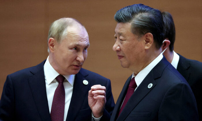 Tổng thống Nga Vladimir Putin nói chuyện với Chủ tịch Trung Quốc Tập Cận Bình trước một cuộc họp mở rộng của lãnh đạo các quốc gia thành viên thuộc Tổ chức Hợp tác Thượng Hải tại Samarkand, Uzbekistan, ngày 16/09/2022. (Ảnh: Sputnik/Sergey Bobylev/Pool qua Reuters)