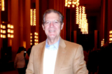 Ông Sam Brownback thưởng thức Nghệ thuật Biểu diễn Shen Yun hôm 27/01/2023 tại Nhà hát Opera Trung tâm Kennedy. (Ảnh: Frank Liang/The Epoch Times)