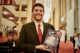 Ông Ryan Crowder thưởng thức Nghệ thuật Biểu diễn Shen Yun tại Nhà hát Opera Trung tâm Kennedy, hôm 25/01/2023. (Ảnh: Terri Wu/The Epoch Times)