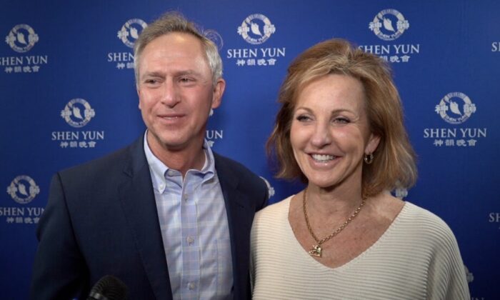 Ông Peter và bà Stephanie Jones thưởng thức Nghệ thuật Biểu diễn Shen Yun tại Trung tâm Nghệ thuật Biểu diễn River hôm 17/1/2023. (Ảnh: NTD)