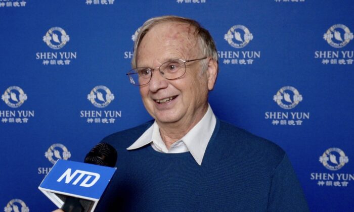 Ông Wayne Hankins tại buổi biểu diễn của Đoàn Nghệ Thuật Biểu Diễn Shen Yun ở Nhà Hát Zellerbach, Berkeley, tiểu bang California hôm 14/01/2023. (Ảnh: NTD)