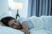 Ngủ quá nhiều hoặc ngủ không đều làm tăng tỷ lệ tử vong do mọi nguyên nhân từ 15% đến 30%. (Ảnh: Shutterstock)