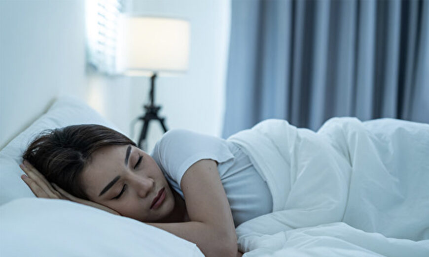 Ngủ quá nhiều hoặc ngủ không đều làm tăng tỷ lệ tử vong do mọi nguyên nhân từ 15% đến 30%. (Ảnh: Shutterstock)