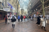 Quý vị có thể thường xuyên nhìn thấy những khuôn mặt Á Châu ở trung tâm thành phố Birmingham, hôm 14/01/2023. (Ảnh: Connie Yuen/The Epoch Times)