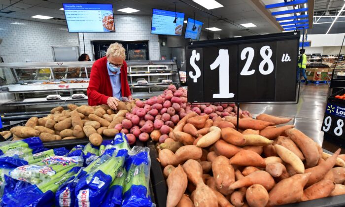 Mua sắm tại cửa hàng thực phẩm ở Rosemead, California, hôm 21/04/2022. (Ảnh: Frederic J. Brown/AFP/Getty Images)