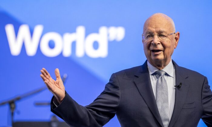 Người sáng lập Diễn đàn Kinh tế Thế giới Klaus Schwab có bài diễn văn trong buổi lễ “Giải thưởng Pha lê” tại cuộc họp thường niên của Diễn đàn Kinh tế Thế giới ở Davos, Thụy Sĩ, hôm 16/01/2023. (Ảnh: Fabrice Coffrini/AFP qua Getty Images)