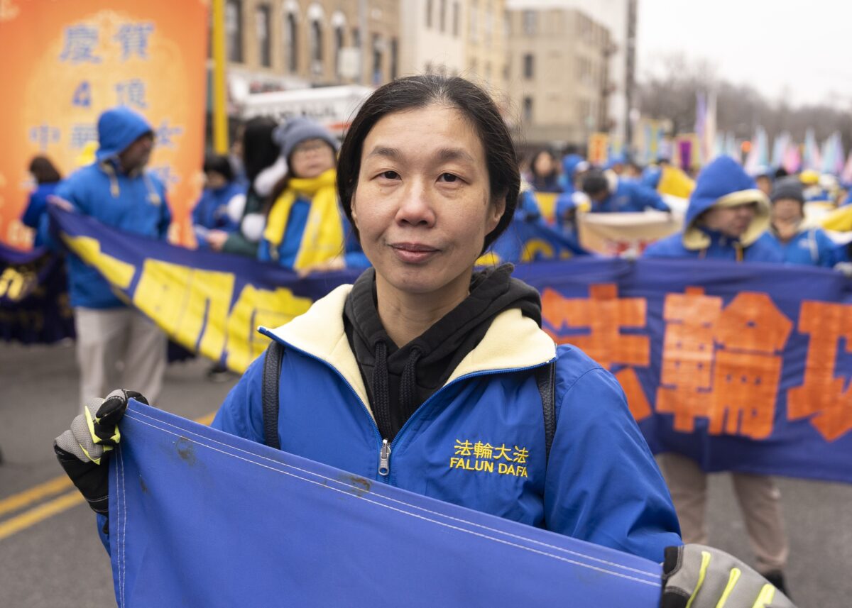 Học viên Pháp Luân Công Li Yongxian tham gia một cuộc diễn hành ở Brooklyn, New York, nêu bật cuộc bức hại của chính quyền Trung Quốc đối với đức tin của bà hôm 26/02/2023. (Ảnh: Chung I Ho/The Epoch Times)