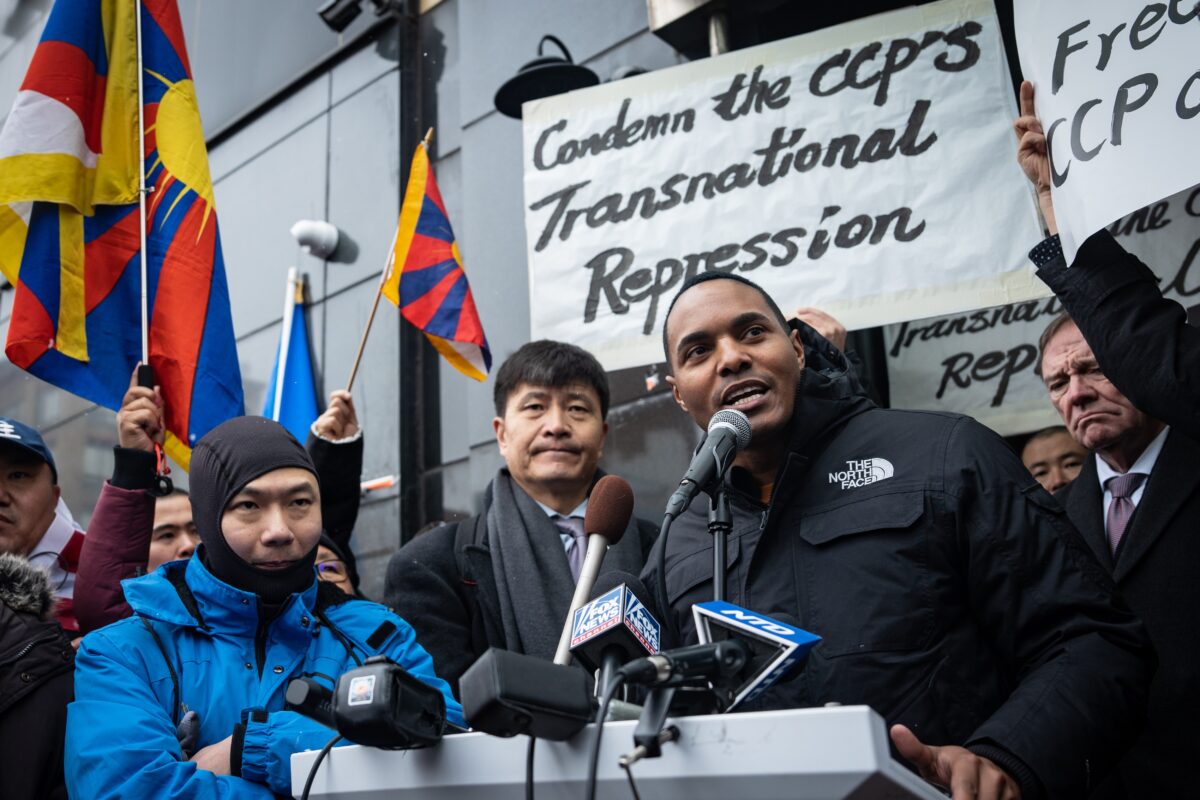 Dân biểu Ritchie Torres (Dân Chủ-New York) nói tại một cuộc họp báo và tập hợp trước Hiệp hội Trường Lạc Hoa Kỳ nêu bật cuộc đàn áp xuyên quốc gia của Bắc Kinh, tại Thành phố New York hôm 25/02/2023. Một đồn công an Trung Quốc ở hải ngoại hiện đã đóng cửa được đặt bên trong tòa nhà của hiệp hội này. (Ảnh: Samira Bouaou/The Epoch Times)