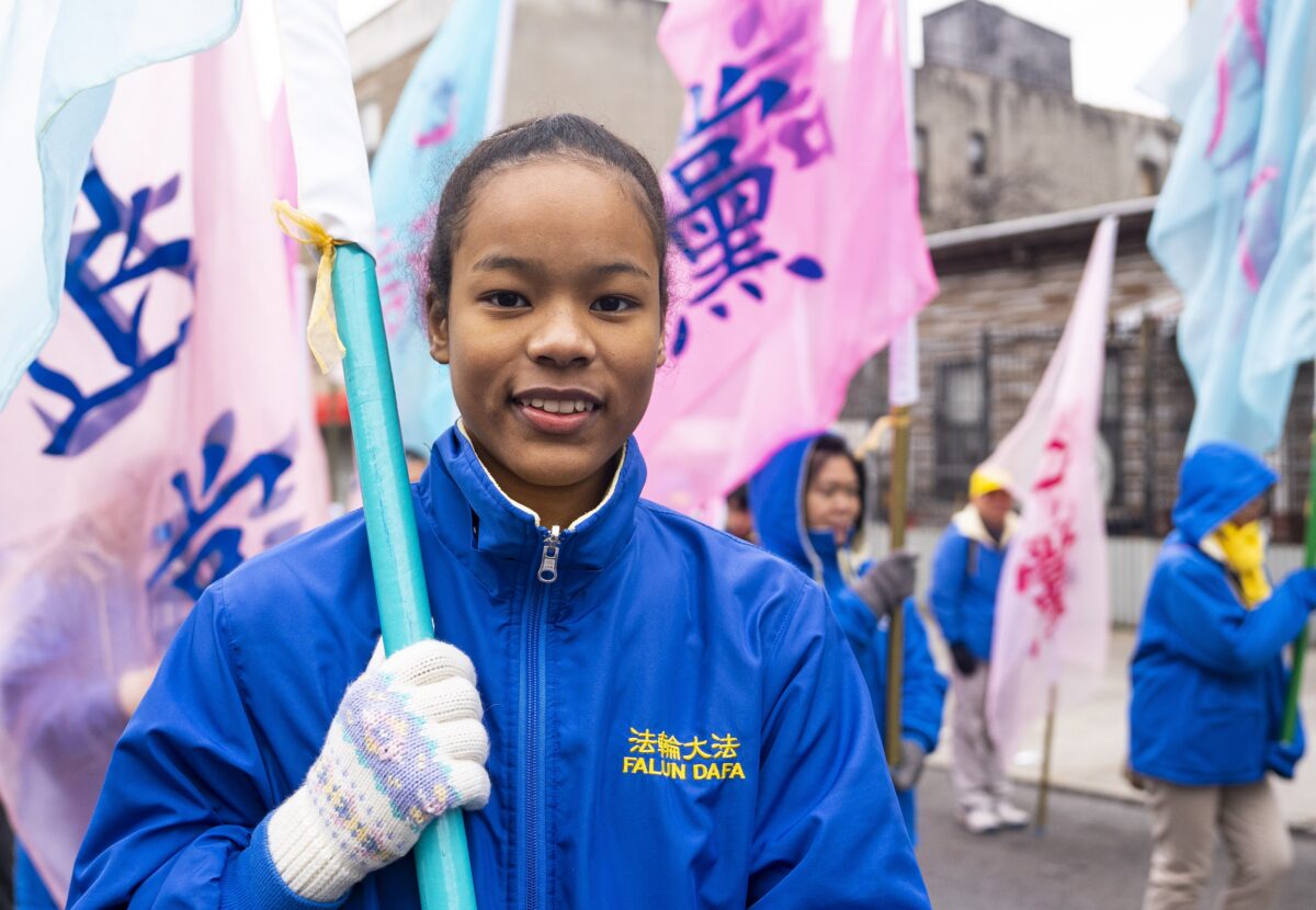 Học viên Pháp Luân Công Karla Wilson Young tham gia một cuộc diễn hành ở Brooklyn, New York, nêu bật cuộc bức hại của chính quyền Trung Quốc đối với đức tin của em hôm 26/02/2023. (Ảnh: Chung I Ho/The Epoch Times)