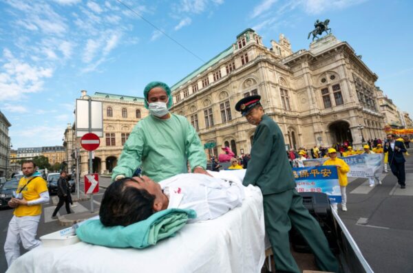 Các học viên Pháp Luân Công ở Vienna, Áo, mô phỏng lại hoạt động thu hoạch nội tạng từ các tù nhân ở Trung Quốc trong cuộc biểu tình phản đối việc nhập cảng nội tạng người từ Trung Quốc sang Áo, vào ngày 01/10/2018. (Ảnh: Joe Klamar/AFP qua Getty Images)
