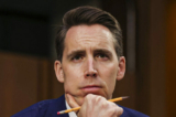 Thượng nghị sĩ Josh Hawley (Cộng Hòa-Missouri) nhìn chăm chú trong một phiên điều trần của Ủy ban Tư pháp Thượng viện về quyền bỏ phiếu tại Điện Capitol ở Hoa Thịnh Đốn vào ngày 20/04/2021. (Ảnh: Evelyn Kockstein/Pool/AFP qua Getty Images)