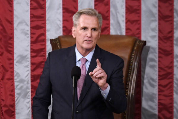 Dân biểu Kevin McCarthy (Cộng Hòa-California) có bài diễn văn sau khi đắc cử trong cuộc bỏ phiếu lần thứ 15 tại Điện Capitol Hoa Kỳ ở Hoa Thịnh Đốn, hôm 07/01/2023 (Ảnh: Olivier Douliery/AFP qua Getty Images)