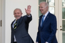 Tổng thống Joe Biden và Tổng thống Brazil Luiz Inacio Lula da Silva sóng vai song hành dọc theo dãy cột Vườn Hồng tại Tòa  Bạch Ốc ở Hoa Thịnh Đốn, hôm 10/02/2023. (Ảnh: Andrew Caballero-Reynolds/AFP qua Getty Images)