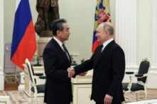 Tổng thống Nga Vladimir Putin gặp Chủ nhiệm Văn phòng Ủy ban Công tác Ngoại sự Trung ương Vương Nghị tại Điện Kremlin ở Moscow hôm 21/02/2023. (Ảnh: Anton Novoderezhkin/Sputnik/AFP qua Getty Images)