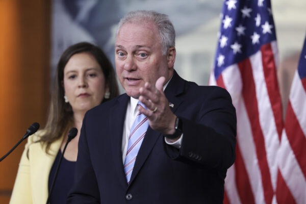 Phó Lãnh đạo Đảng Cộng Hòa tại Hạ viện Hoa Kỳ Steve Scalise (Cộng Hòa-Louisiana), cùng với Chủ tịch Hội nghị Đảng Cộng hòa Hạ viện Elise Stefanik (Cộng Hòa-New York), trình bày tại một cuộc họp báo sau một cuộc họp kín của Đảng Cộng hòa tại Tòa nhà Capitol Hoa Kỳ ở Hoa Thịnh Đốn hôm 08/06/2022. (Ảnh: Kevin Dietsch/Hình ảnh Getty)
