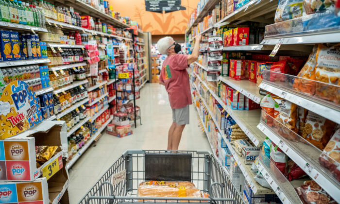 Một khách hàng mua sắm tại một cửa hàng thực phẩm Kroger ở Houston, tiểu bang Texas, vào ngày 15/07/2022. (Ảnh: Brandon Bell/Getty Images)