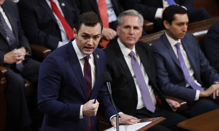 Dân biểu Hoa Kỳ Mike Gallagher (Cộng Hòa-Wisconsin) trình bày tại phòng họp Hạ viện trong ngày thứ hai của cuộc bầu cử Chủ tịch Hạ viện tại Điện Capitol Hoa Kỳ ở Hoa Thịnh Đốn hôm 04/01/2023. (Ảnh: Anna Moneymaker/Getty Images)