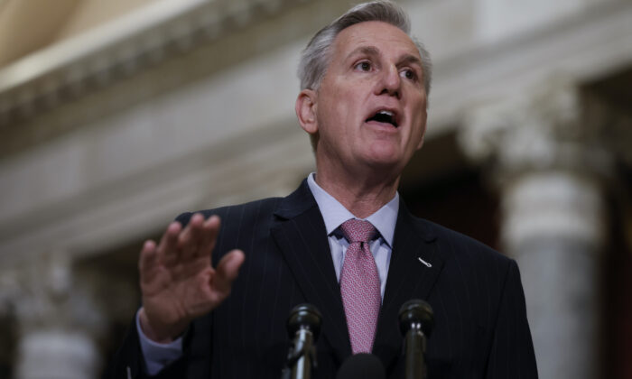 Chủ tịch Hạ viện Kevin McCarthy (Cộng Hòa-California) trình bày tại một cuộc họp báo ở Statuary Hall của Điện Capitol ở thủ đô Hoa Thịnh Đốn hôm 12/01/2023. (Ảnh: Anna Moneymaker/Getty Images)