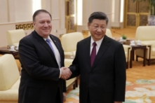 Ngoại trưởng đương thời Mike Pompeo (bên trái) bắt tay với lãnh đạo Trung Quốc Tập Cận Bình khi cả hai chụp ảnh tại Đại lễ đường Nhân dân ở Bắc Kinh vào ngày 14/06/2018. (Ảnh: Andy Wong/AFP qua Getty Images)