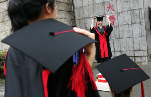Sinh viên tốt nghiệp chụp ảnh trong buổi lễ tốt nghiệp tại Đại học Nhân dân ở Bắc Kinh vào ngày 29/06/2006. (Ảnh: China Photos/Getty Images)
