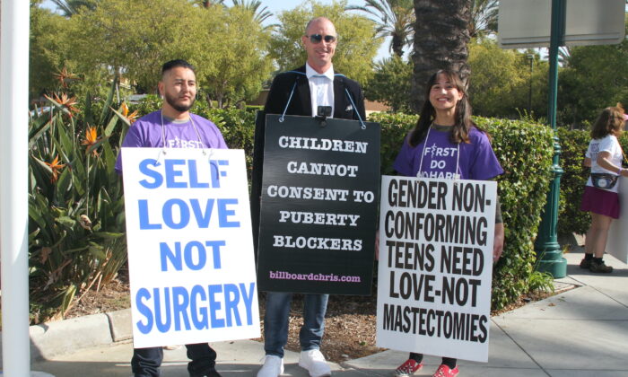 (Từ trái sang phải) Anh Abel Garcia, ông Billboard Chris, và cô Chloe Cole tham gia một cuộc biểu tình ở Anaheim, California, hôm 08/10/2022. (Ảnh: Brad Jones/The Epoch Times)