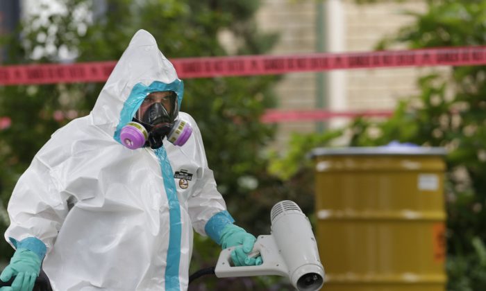 Một nhân viên trong bộ đồ bảo hộ hazmat được nhìn thấy trong một bức ảnh tư liệu. (Ảnh: LM Otero/AP Photo)