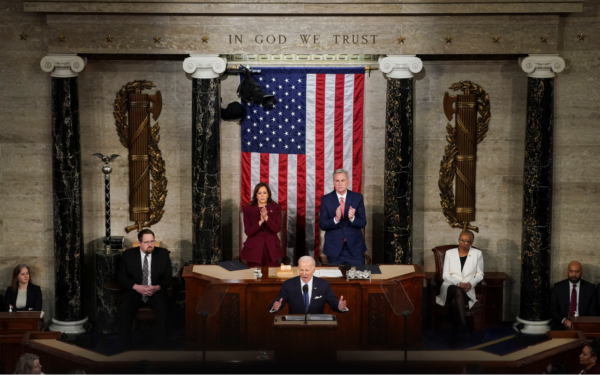 Tổng thống Joe Biden đọc Thông điệp Liên bang trước một phiên họp chung của Quốc hội, trong lúc Phó Tổng thống Kamala Harris và Chủ tịch Hạ viện Kevin McCarthy vỗ tay, tại Phòng họp Hạ viện của Điện Capitol Hoa Kỳ ở Hoa Thịnh Đốn hôm 07/02/2023. (Ảnh: Reuters/Kevin lamarque)