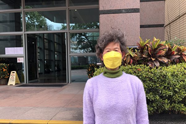 Hồng Kông: Học viên Pháp Luân Công ngoài 70 tuổi được tuyên trắng án trong vụ kiện trưng bày bích chương