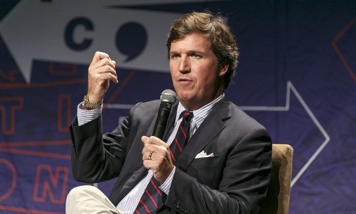 Ông Tucker Carlson nói trên sân khấu trong Hội nghị Politicon 2018 tại Trung tâm Hội nghị Los Angeles ở Los Angeles, California, vào ngày 21/10/2018. (Ảnh: Rich Polk/Getty Images cho Politicon)