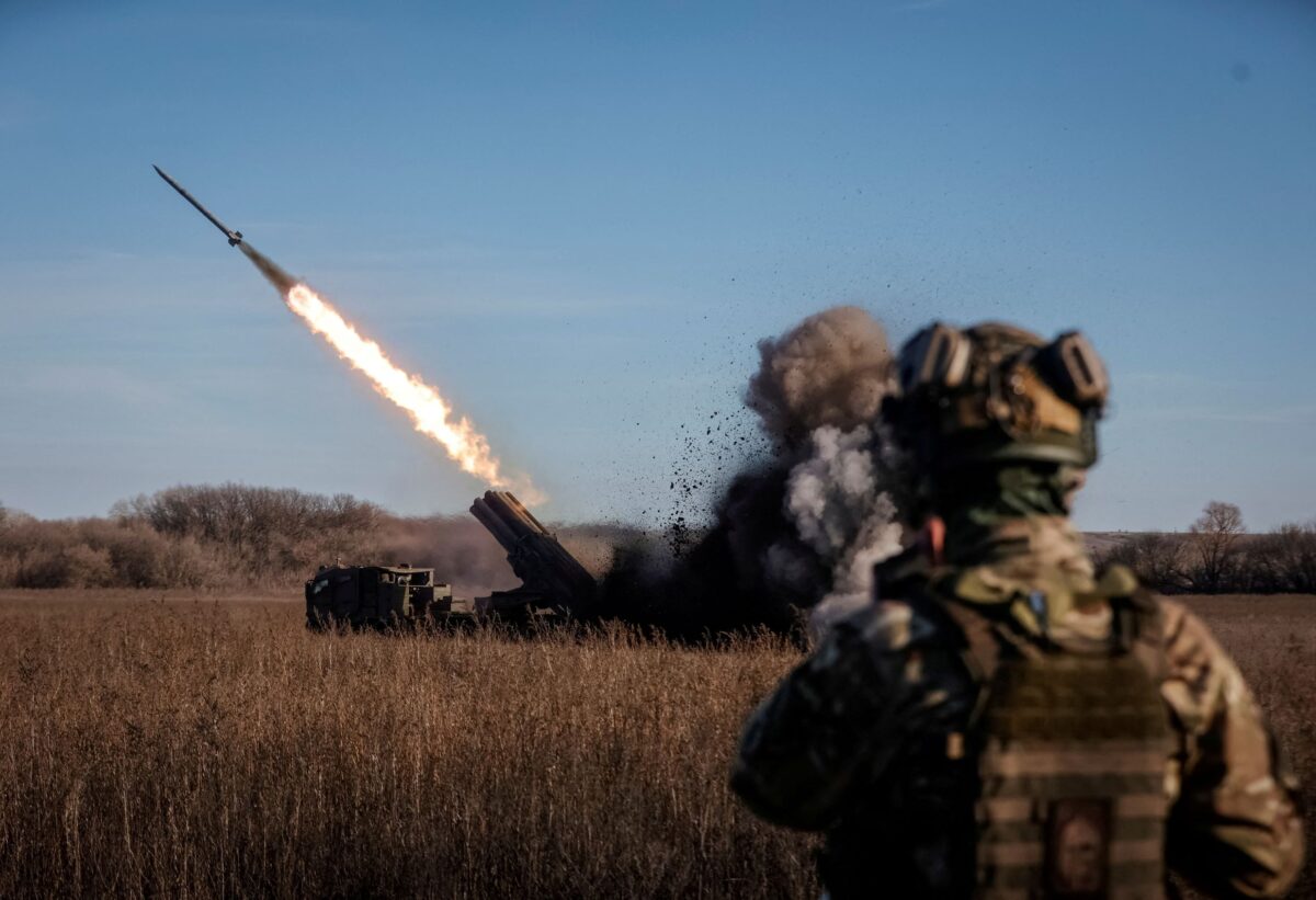 Quân nhân Ukraine khai hỏa bằng hệ thống rocket phóng loạt Bureviy tại một địa điểm ở vùng Donetsk, Ukraine, khi Nga tiếp tục tấn công nước này, vào ngày 29/11/2022. (Ảnh: Serhii Nuzhnenko qua Reuters)