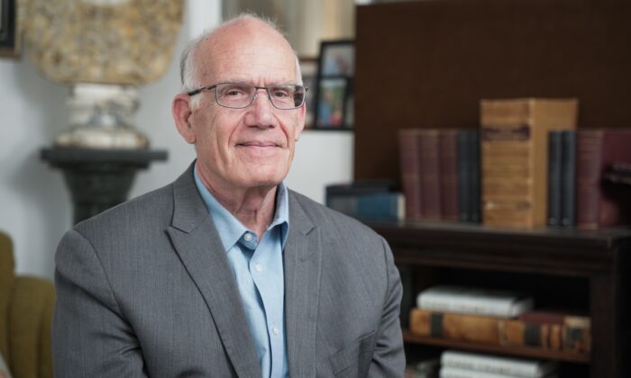 Nhà sử học Victor Davis Hanson: Phong trào ‘thức tỉnh’ của Hoa Kỳ phản chiếu cuộc Cách mạng Văn hóa Trung Quốc
