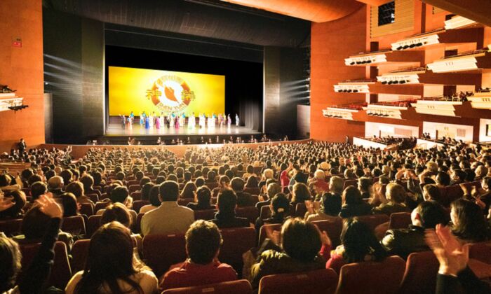 Cảnh hạ màn của Đoàn Nghệ Thuật Biểu Diễn Shen Yun Thế giới tại Nhà hát Nghệ Thuật Tỉnh Aichi ở thành phố Nagoya, Nhật Bản buổi chiều ngày 30/01/2023. (Ảnh: Annie Gong/The Epoch Times)