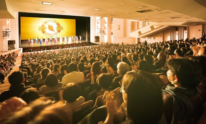 Đoàn Nghệ thuật Biểu diễn Shen Yun Thế giới chào khán giả trước khi hạ màn tại Trung tâm Văn hoá Toàn diện Kawaguchi Lilia ở Kawaguchi, Nhật Bản, tối 17/1/2023. (Ảnh: Annie Gong/The Epoch Times)