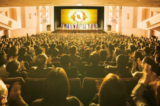 Đoàn Nghệ thuật Biểu diễn Shen Yun Thế giới chào khán giả trước khi hạ màn tại Trung tâm Văn hóa Toàn diện Kawaguchi tại Kawaguchi, Nhật Bản, chiều 18/01/2023. (Ảnh: Annie Gong/The Epoch Times)