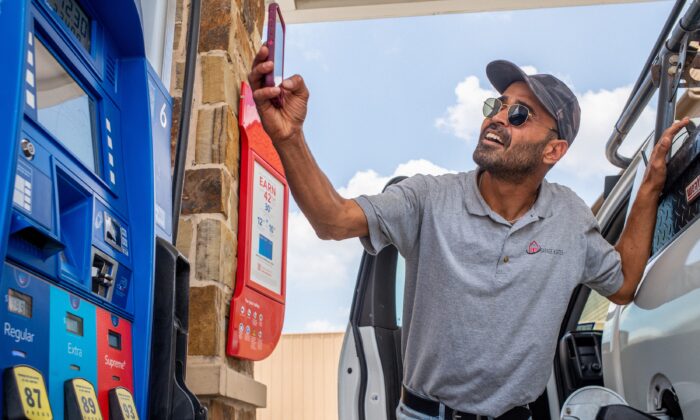 Ông Guy Benhamou gửi một bức ảnh giá xăng cho bạn bè khi đang bơm xăng tại một trạm Exxon Mobil ở Houston, Texas, vào ngày 09/06/2022. (Ảnh: Brandon Bell/Getty Images)