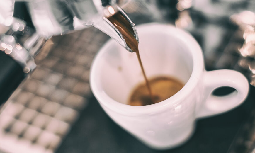 Tách cà phê tiêu chuẩn có thể giúp kiểm soát cân nặng (Ảnh: Maridav/Shutterstock)
