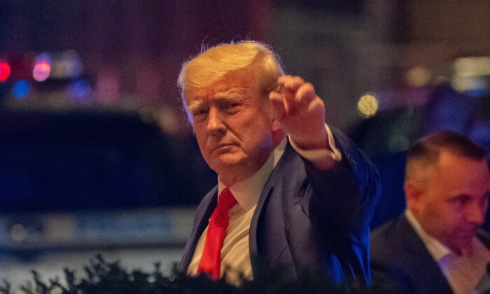 Cựu Tổng thống Donald Trump đến tòa nhà Trump Tower một ngày sau khi các đặc vụ FBI đột kích tư gia của ông ở Mar-a-Lago, Palm Beach, ở Thành phố New York, Hoa Kỳ, vào ngày 09/08/2022. (Ảnh: Reuters/David 'Dee' Delgado)