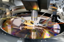 Hình ảnh của một tấm PsiQuantum Wafer, một tấm silicon chứa hàng ngàn thiết bị lượng tử, bao gồm cả máy dò photon đơn, được sản xuất thông qua quan hệ đối tác giữa PsiQuantum với GlobalFoundries ở Palo Alto, California, trong một bức ảnh không đề ngày tháng được chụp hồi tháng 03/2021. (Ảnh: PsiQuantum/Tư liệu phát tay qua Reuters)