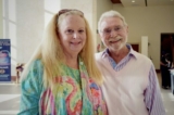 Bác sĩ nội khoa Arnold Alexander (phải) cùng cựu vũ công ba lê Pamela Broske (trái), thưởng lãm Nghệ thuật Biểu Diễn Shen Yun tại Trung tâm Nghệ thuật Biểu diễn Venice hôm 11/03/2023. (Ảnh: Sally Sun/The Epoch Times)