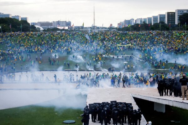 Những người ủng hộ cựu Tổng thống Brazil Jair Bolsonaro biểu tình phản đối Tổng thống Luiz Inacio Lula da Silva bên ngoài Tòa nhà Quốc hội Brazil ở Brasilia, Brazil, hôm 08/01/2023. (Ảnh: Adriano Machado/Reuters)
