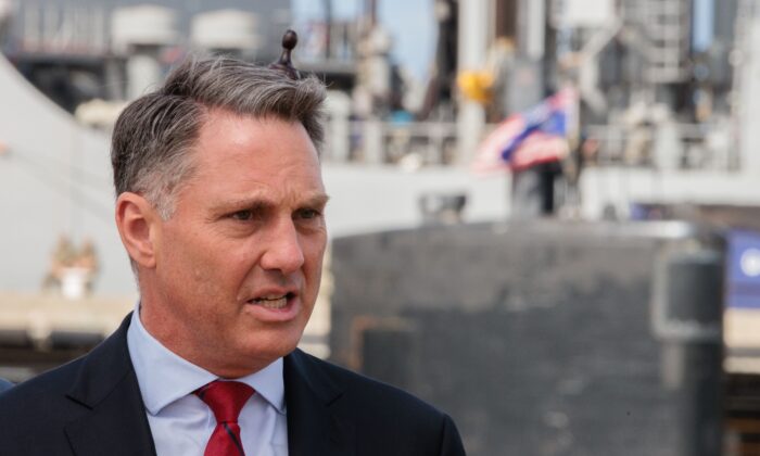Bộ trưởng Quốc phòng Richard Marles nói trong một cuộc họp báo ở trước USS Asheville, tàu ngầm tấn công nhanh chạy bằng năng lượng hạt nhân lớp Los Angeles, trong chuyến tham quan HMAS Stirling ở Perth, Úc, hôm 16/03/2023. (Ảnh: AAP Image/Richard Wainwright)
